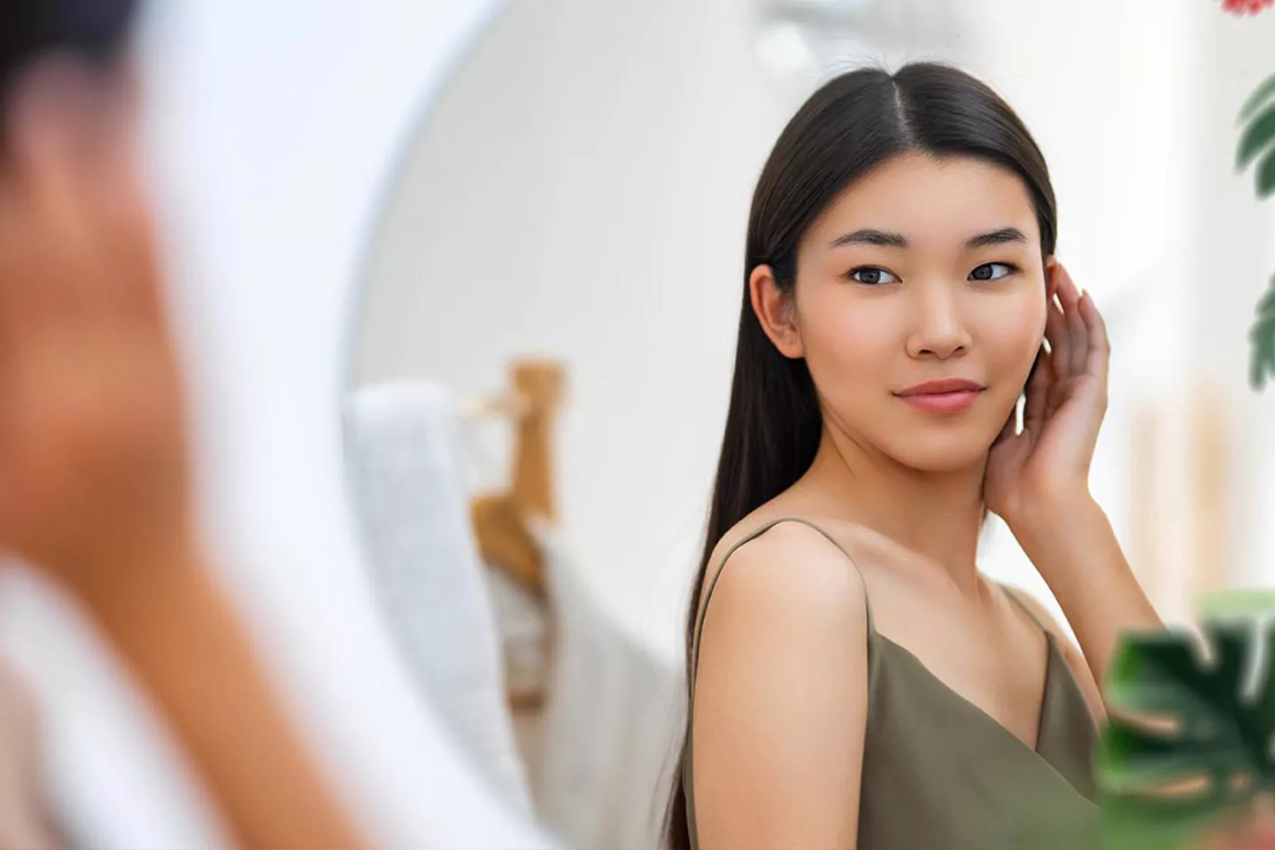 Femme pensive, illustrant l'accompagnement et le bien-être féminin.