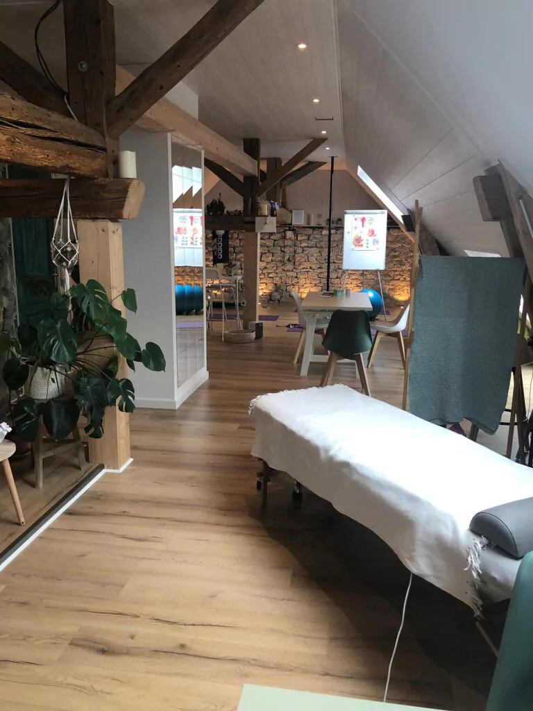 Espace intérieur du cabinet principal, propice à la relaxation et aux soins.